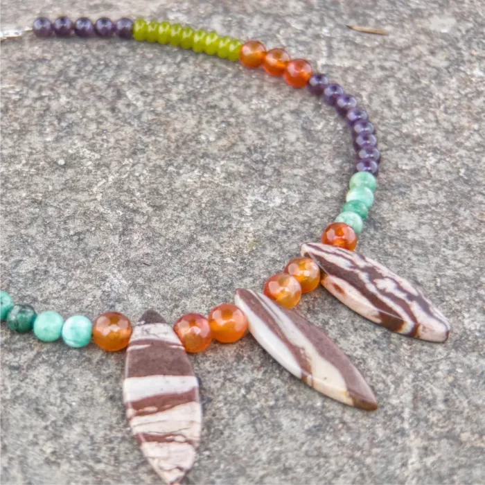 collar-arcoiris-con-jaspes-flecha