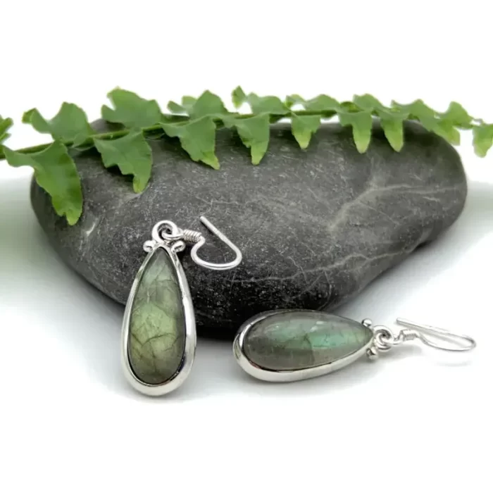 Aretes de labradorita gota en plata .925 con labradorescencia azul, joyería artesanal mexicana