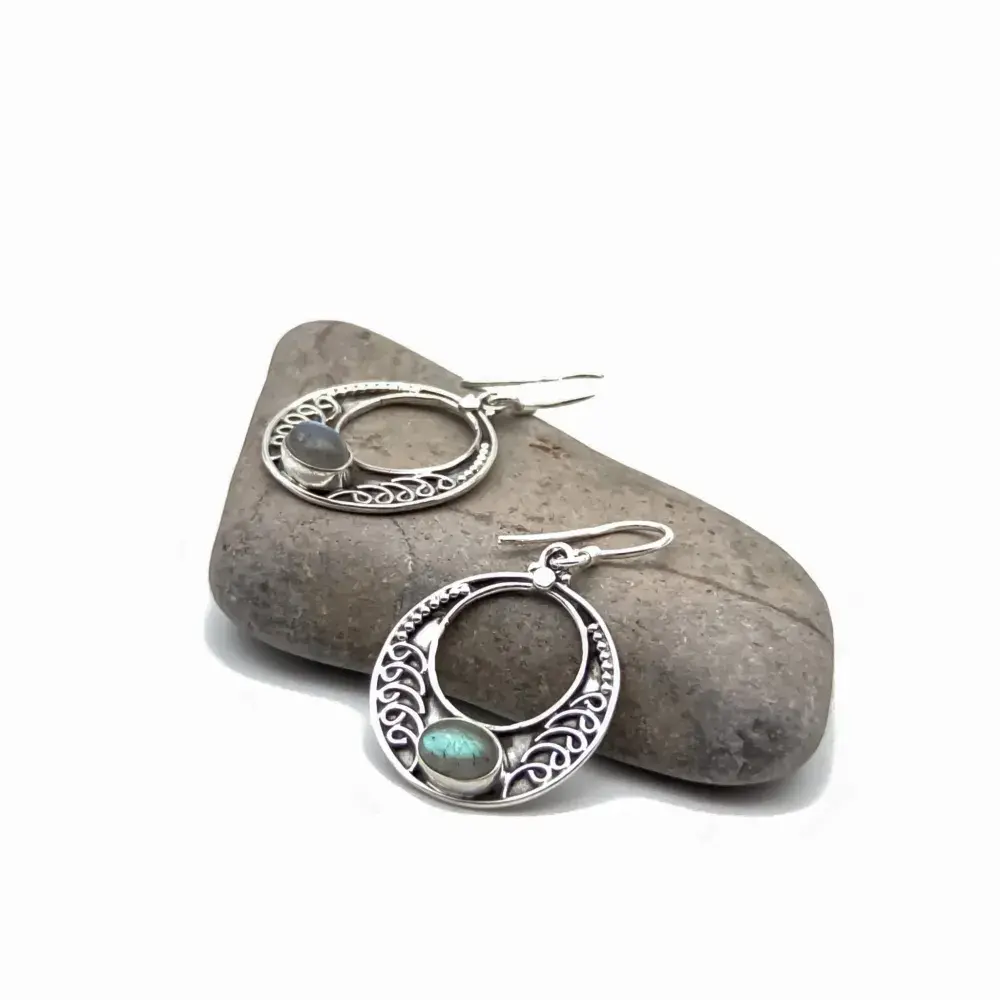 Arracadas redondas de labradorita en plata .925 con labradorescencia azul, joyería artesanal mexicana