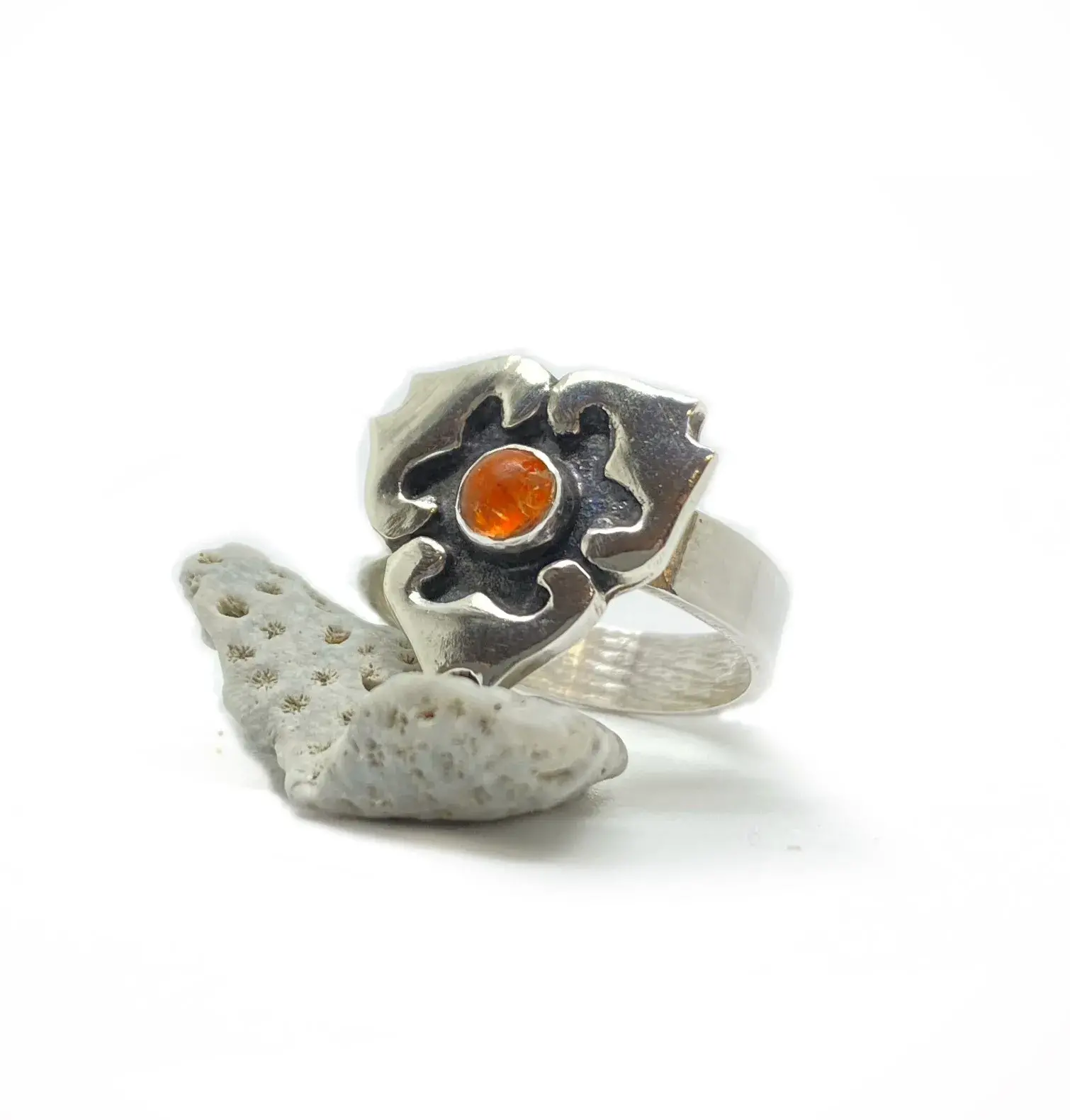 Anillo con piedra roja