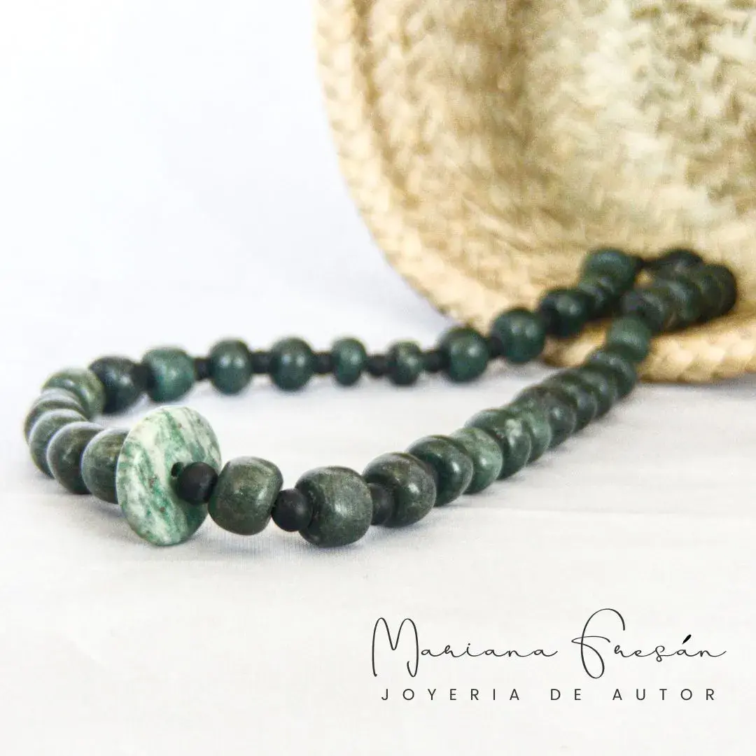 Collar de jade verde